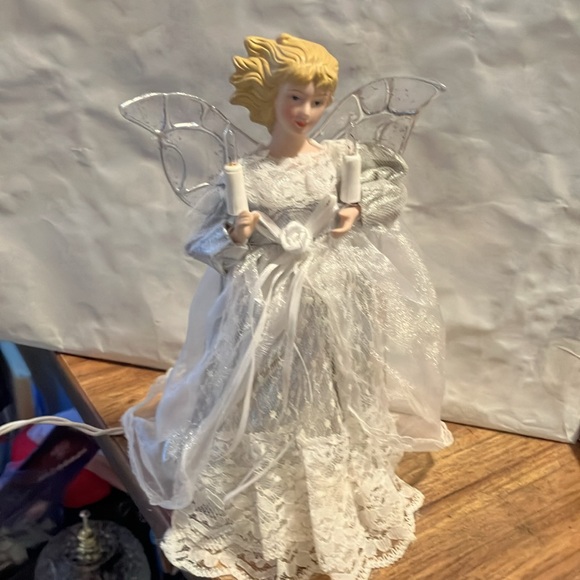 New, but no box. Lovely 10” angel tree topper which lights up n blinks. Perfect - Picture 8 of 9